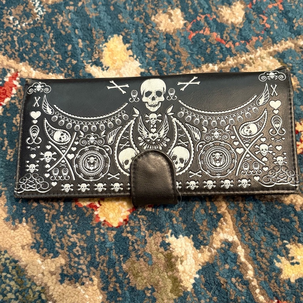 Vintage Loungefly Black and White Skull Pattern Wallet